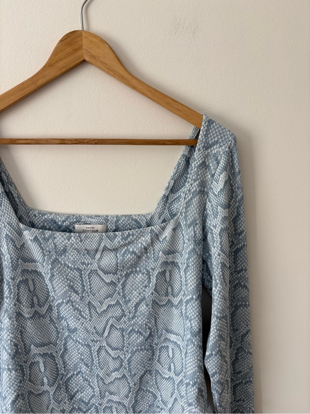 Aritzia Babaton Contour Long-Sleeve Square-Neck Snakeskin Bodysuit Size XL Fall - Picture 4 of 10